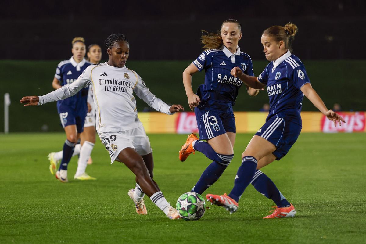 Linda Caicedo intenta llevarse un balón ante las jugadoras del Paris FC