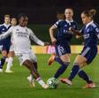 Linda Caicedo intenta llevarse un balón ante las jugadoras del Paris FC