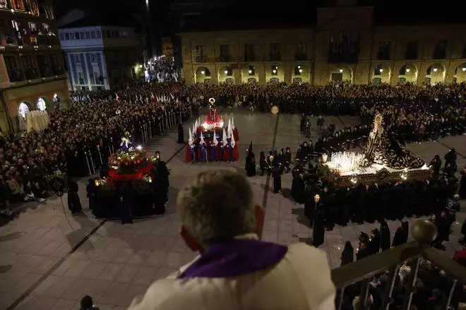 EN IMÁGENES: La multitudinaria procesión del Encuentro en Avilés
