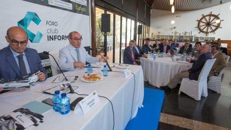 El presidente de Hosbec, Toni Mayor, y el director del Foro Club INFORMACION, Fernando Ramón, durante un momento de la conferencia.