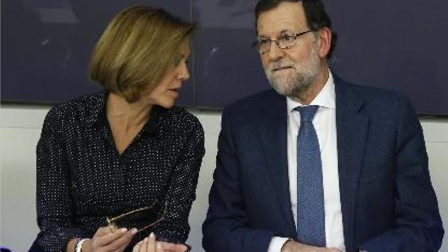 María Dolores de Cospedal comentava alguna cosa a Mariano Rajoy, ahir, durant la Junta directiva del PP.