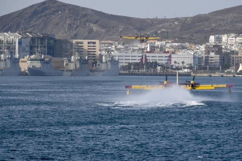 25-02-20 LAS PALMAS DE GRAN CANARIA. BAHIA DE LA CAPITAL. LAS PALMAS DE GRAN CANARIA. Amerizaje de los hidroaviones en la bahia capitalina para recoger agua.    Fotos: Juan Castro.  | 25/02/2020 | Fotógrafo: Juan Carlos Castro