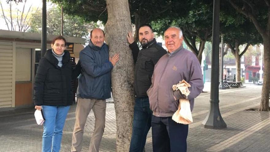 Los vecinos concentrados junto al árbol esta mañana