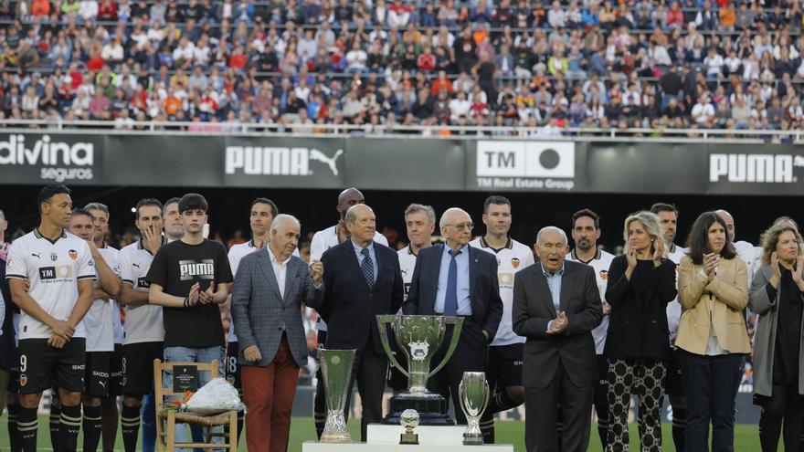 ¡Qué recuerdos! Las fotos del homenaje al Valencia del Triplete