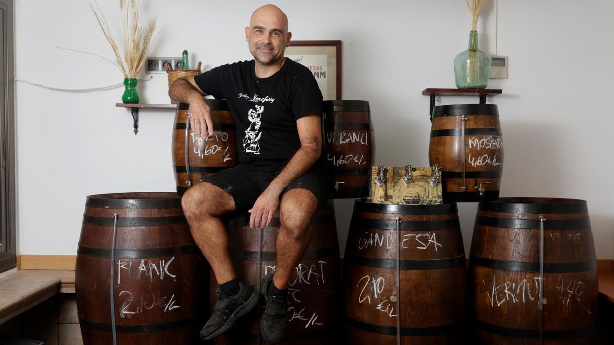 Marc Miñarro, sobre las botas de vino a granel de la Bodega Montferry.