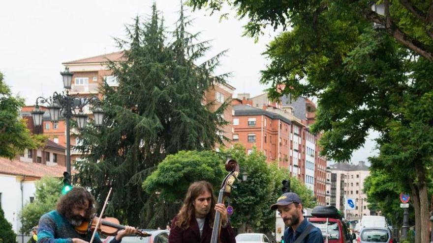 El grupo folk &quot;Les Barbares Barbus&quot;, durante su concierto.