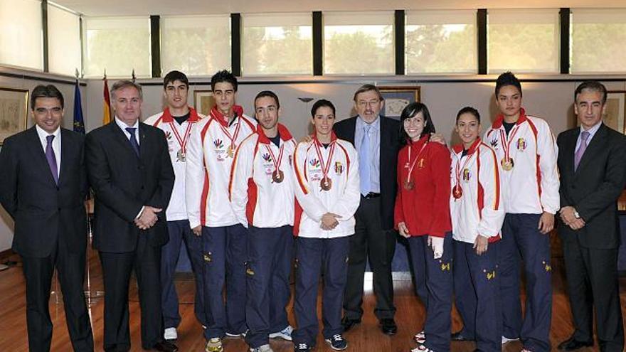 Fani Hernández (con la sudadera roja), en la recepción a los siete medallistas españoles en el Mundial. / csd