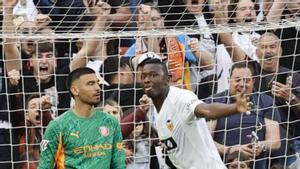 El Girona perd contra el València i es condemna a patir