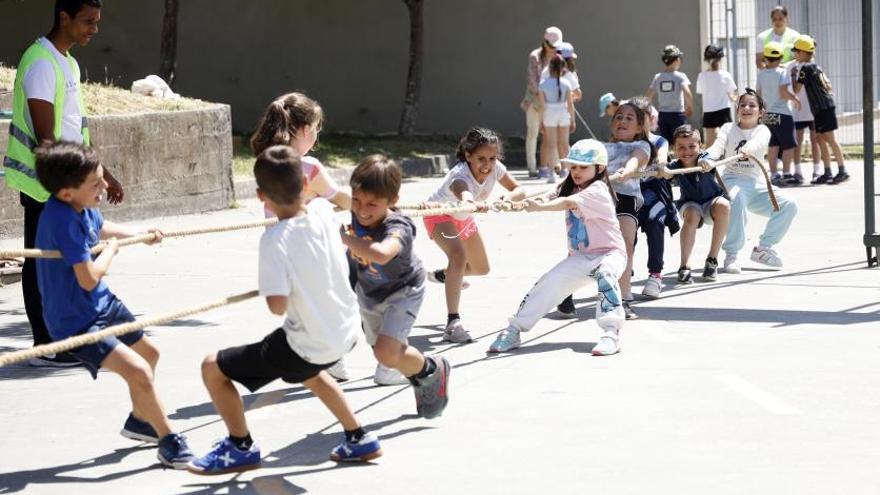 Niños juegan a la soga, ayer en el CEP Campolongo.   | // G. SANTOS