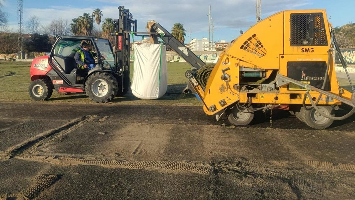 Les màquines retirant la gespa artificial.