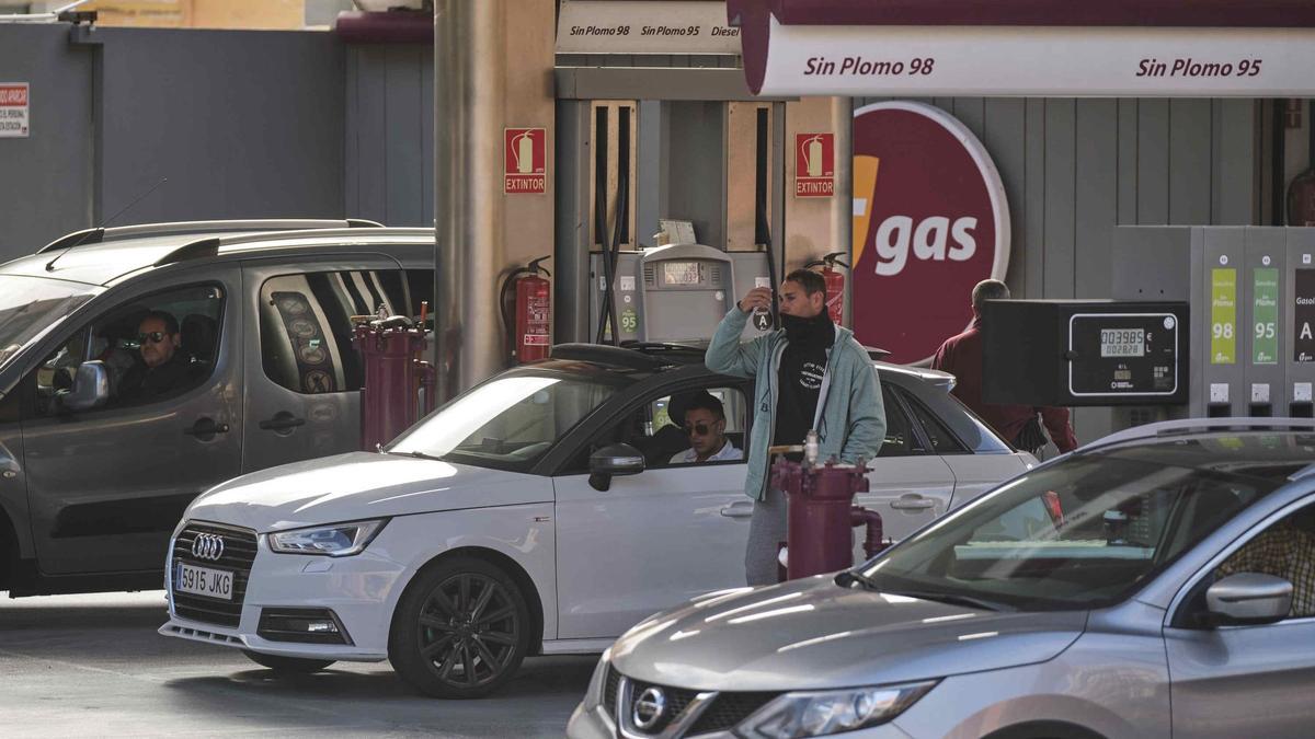 Vehículos en una gasolinera de Tenerife