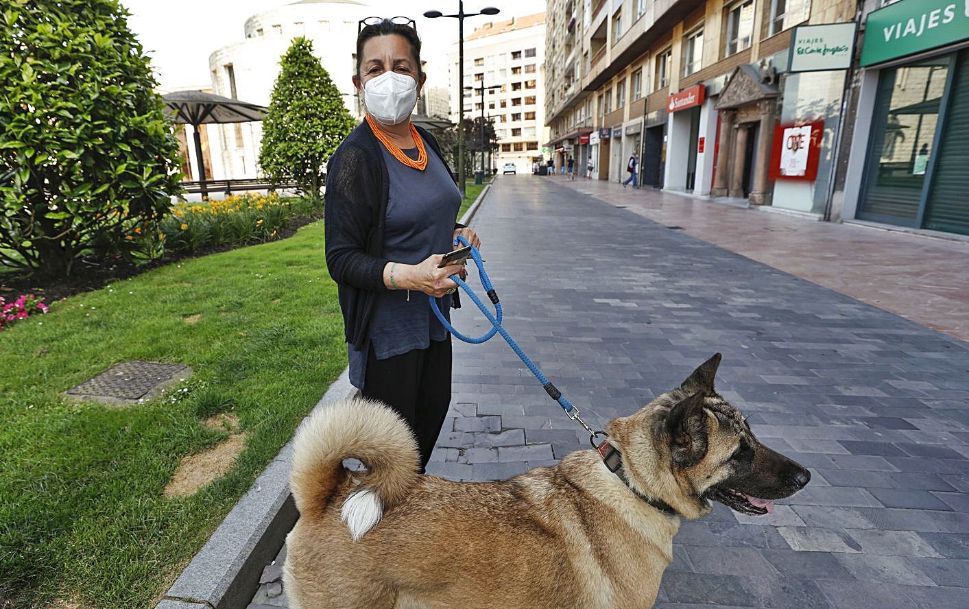 Mercedes Pedemonte, en la plaza de la Gesta, con su perra “Bamba”. | Luisma Murias