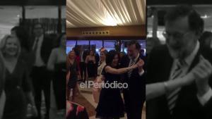 Rajoy triomfa ballant ’Mi gran noche’ en un casament a Múrcia.