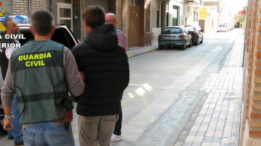 El joven ha sido detenido por la Benemérita.