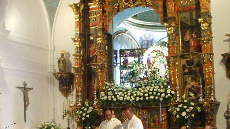 Sacerdotes ofician la misa de fiesta del pasado año en la ermita.