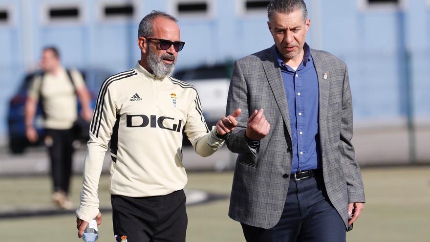 Martín Peláez charla con Álvaro Cervera en su primera sesión como entrenador del Real Oviedo