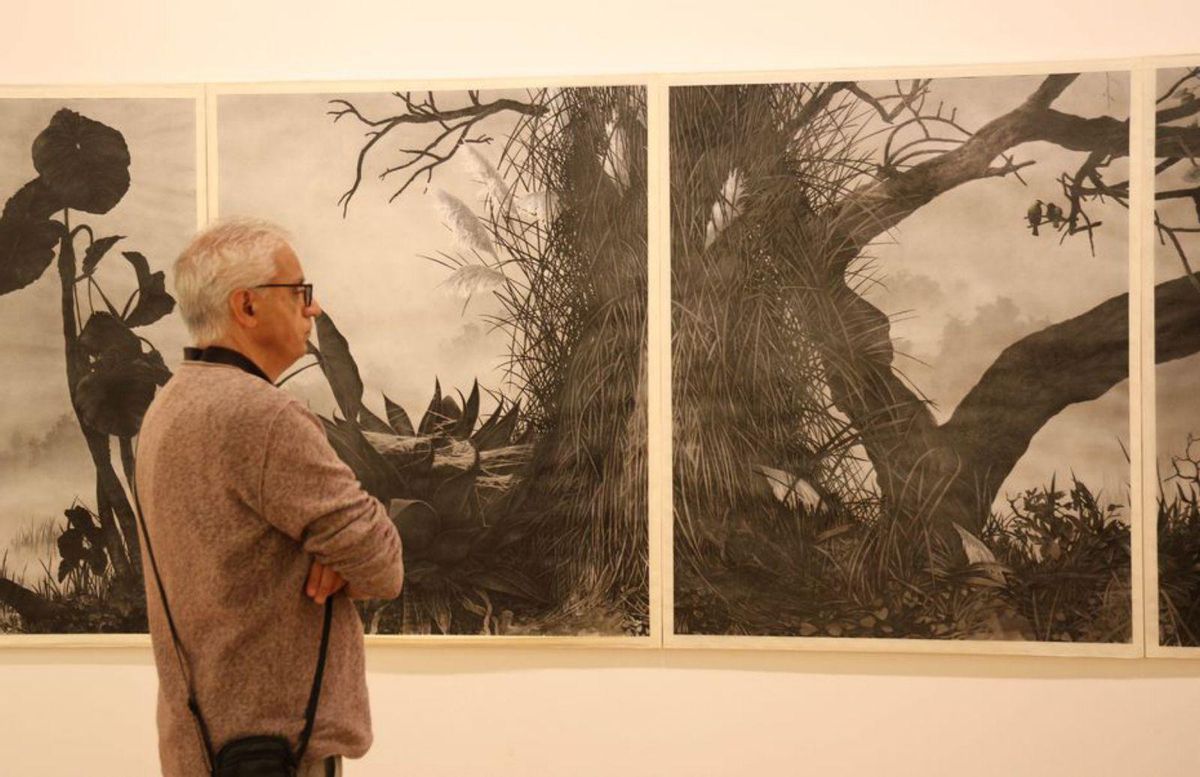 Un espectador observa el políptico «Malas perspectivas», la obra de mayores dimensiones del autor.