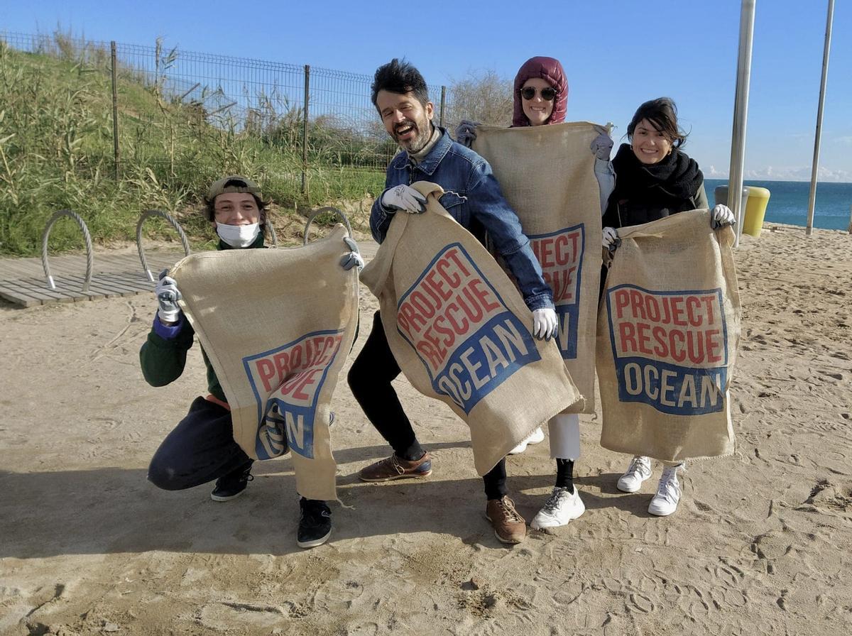 Maxime y unos compañeros, durante una limpieza en la playa de la Mar Bella de Barcelona.