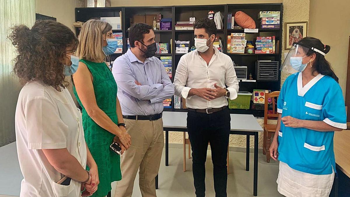 Luis Yeray Gutiérrez (2º derecha) y Rubens Ascanio, en el Centro de Mayores Acaymo. | | E.D.