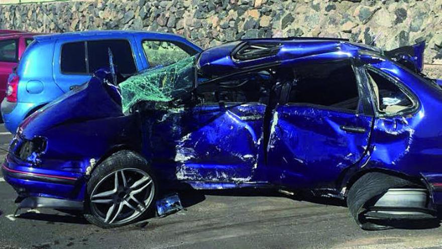 El estado en el que quedó el coche tras el violento impacto en Arona.