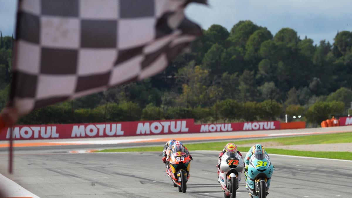 Álvaro Carpe (83) entra en meta por detrás de Adrián Fernández y Furusato y con Quiles a su rueda