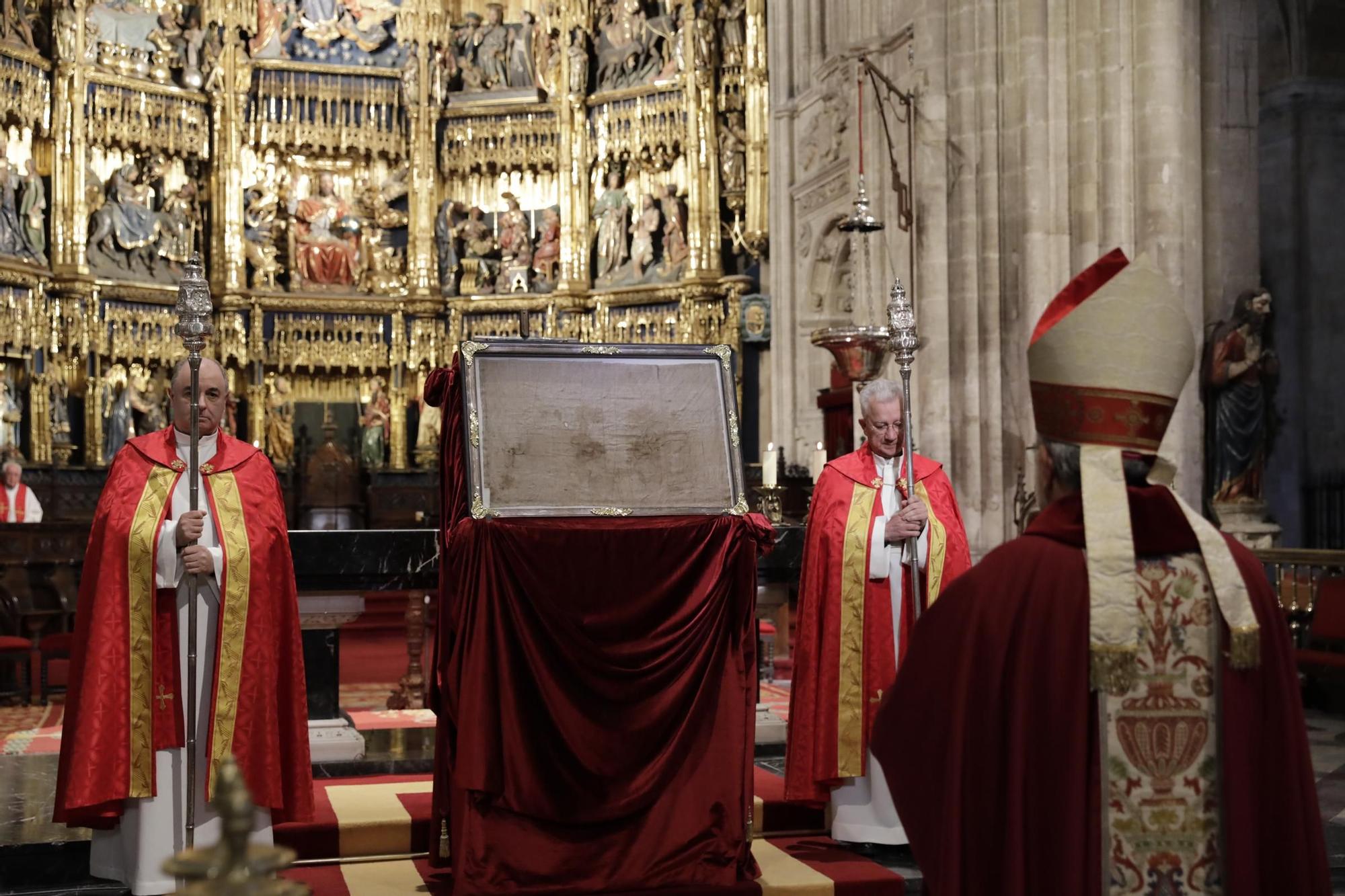 La procesión intergeneracional del Santo Entierro emociona Oviedo