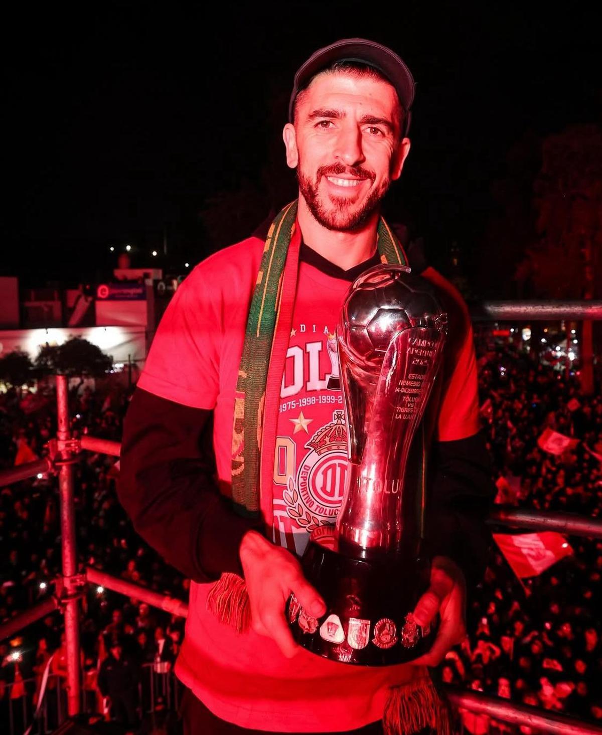Paulinho, delantero portugués del Toluca, posa con el título recientemente obtenido.
