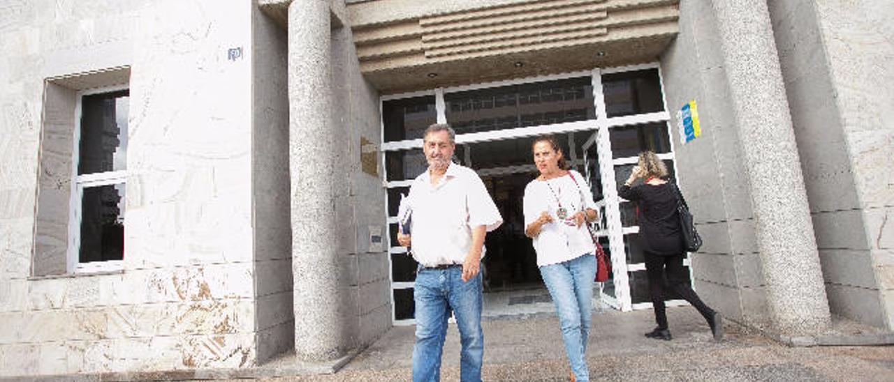 Claudina Morales junto a su letrado Manuel Travieso a la salida del Juzgado.