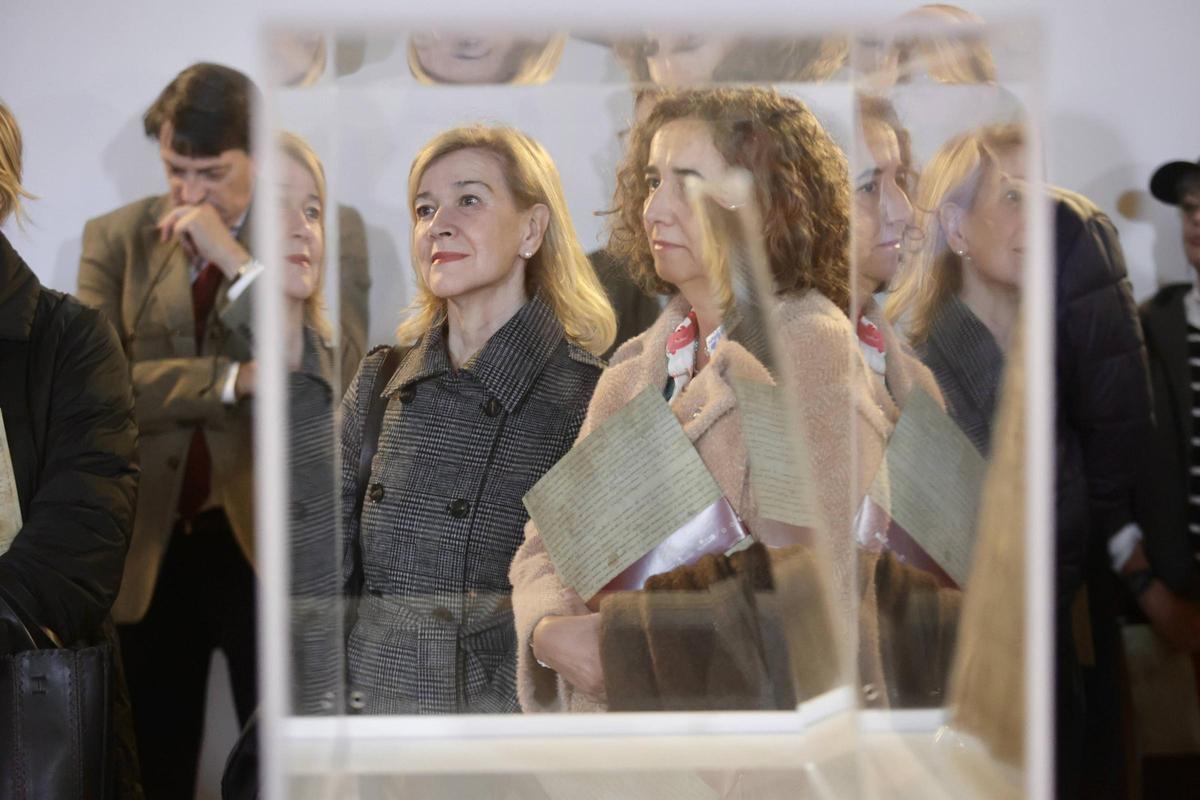 Exhibición del documento fundacional del cenobio de San Salvador de Cornellana