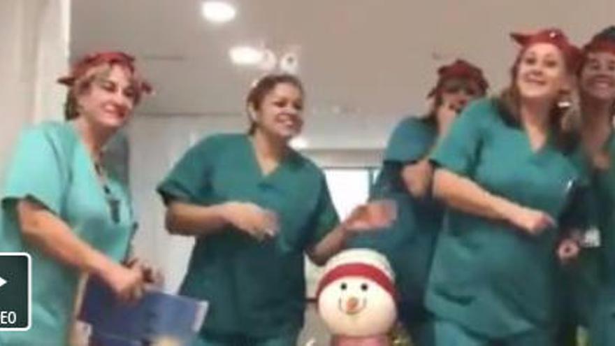 Los &quot;elfos&quot; del hospital La Fe felicitan así la Navidad