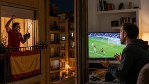 Probablemente te ha ocurrido: estás viendo el partido de España y oyes celebrar el gol a tus vecinos antes de verlo en tu tele.