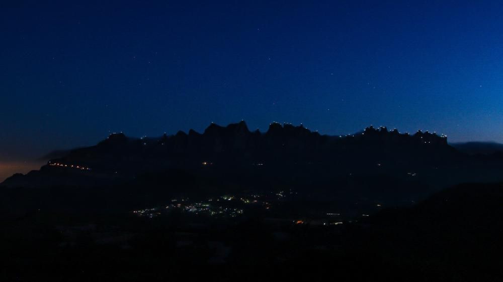 «Llum i llibertat» il·lumina les agulles de Montserrat