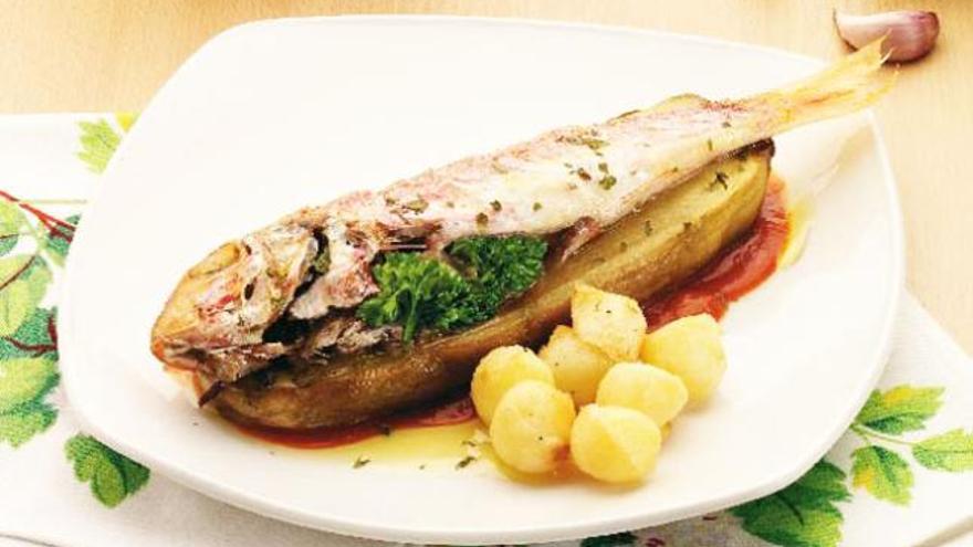 Un delicioso plato de salmonete con berenjenas.