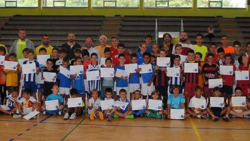 Participantes en el segundo turno del campus del Sporting Burgo, ayer, con sus diplomas.