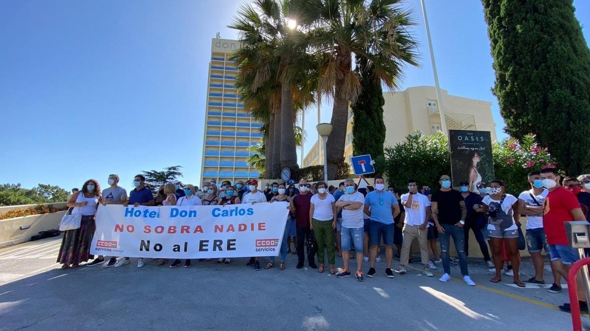 Trabajadores y sindicatos protestan ante el hotel Don Carlos en una foto de archivo.