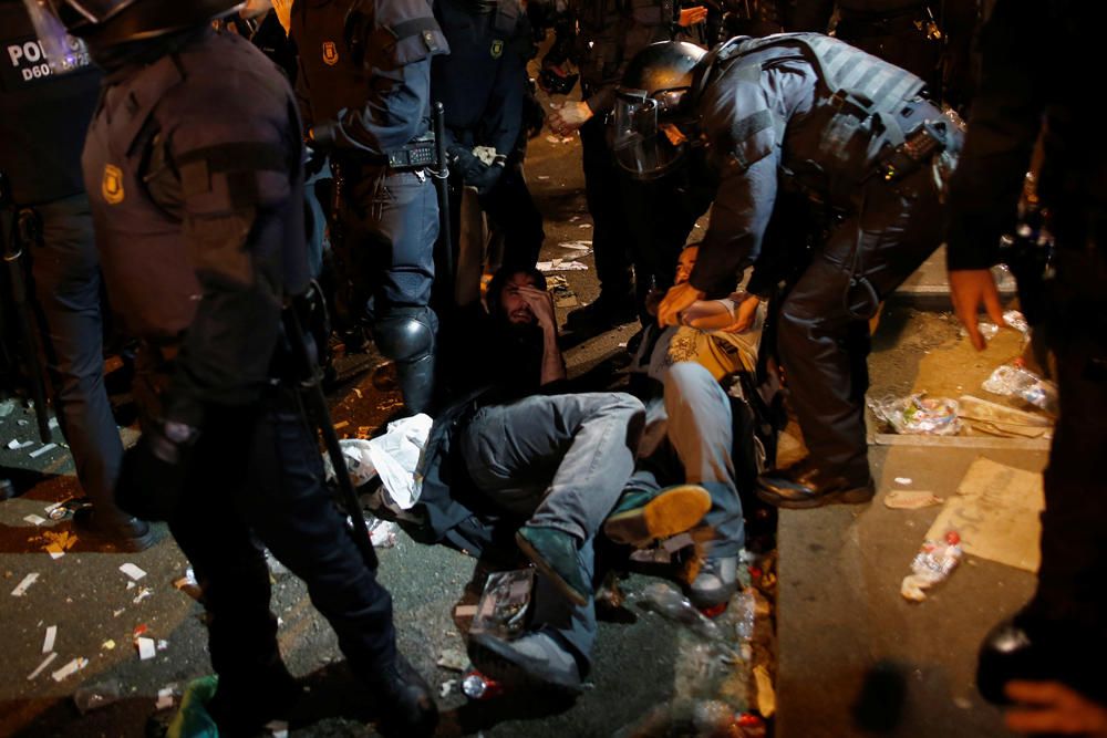 Los Mossos cargan contra los manifestantes ante la sede de la Consejería de Economía