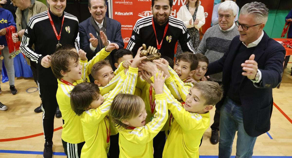 Los equipos de Rápido, Oporto y Celta que se proclamaron campeones de sus respectivas categorías.