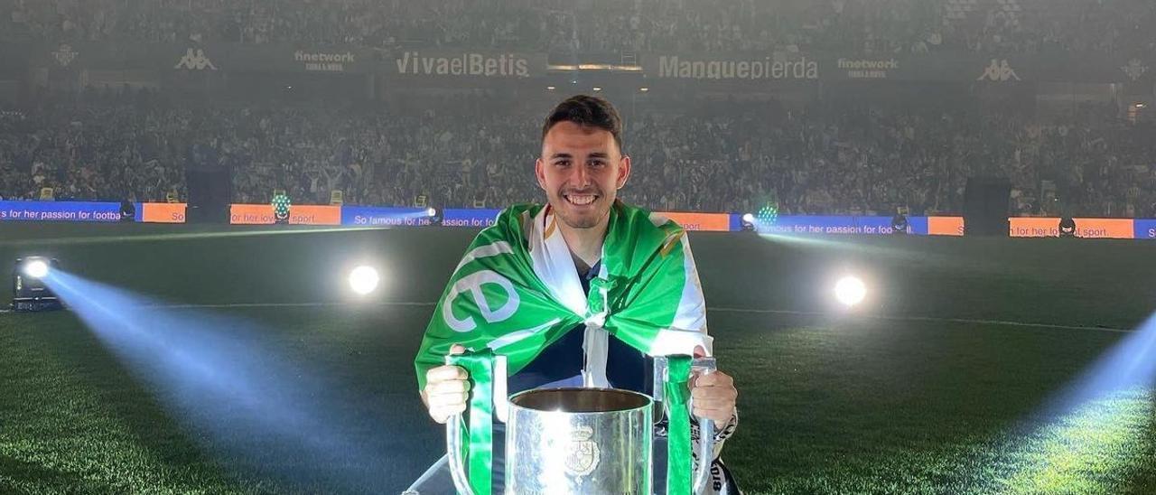 Raúl García, con la Copa del Rey conquistada esta temporada por el Betis.