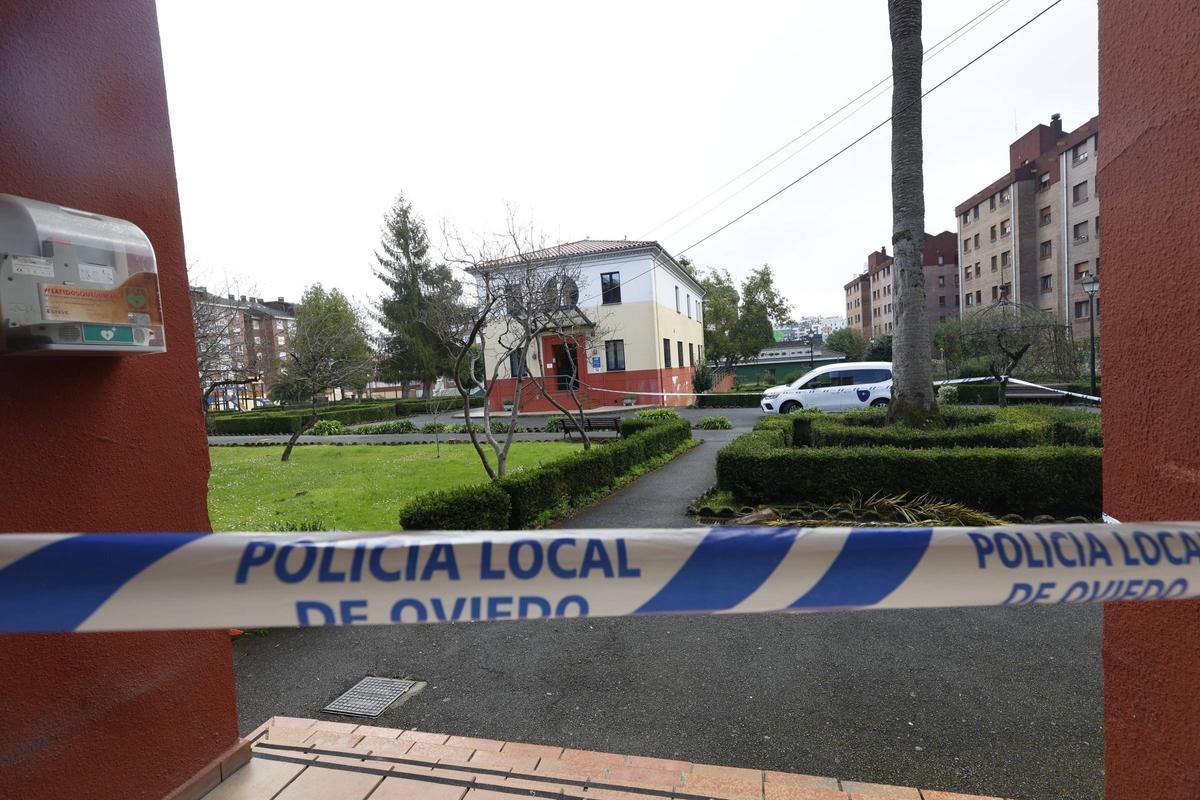 El jardín del Centro Social El Cortijo precintado este jueves.