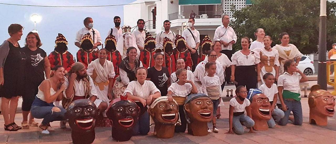 El grup Ravai i Vila i la Colla Sarabanda van tancar el cicle celebrat a la platja d’Oliva | AJUNTAMENT D’OLIVA