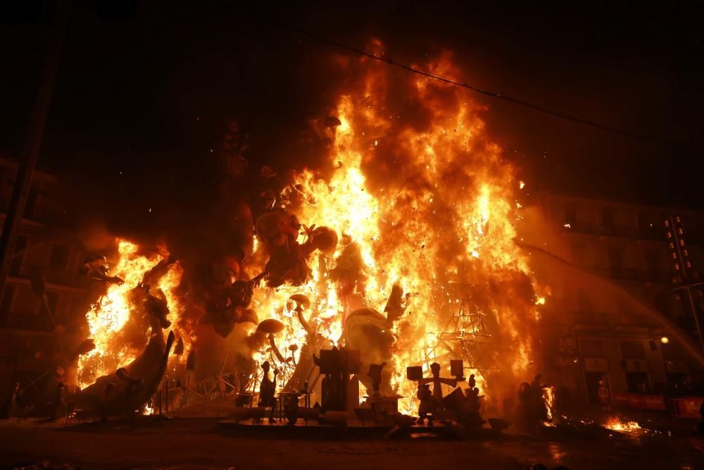 La Nit de la Cremà pone fin a las Fallas 2018