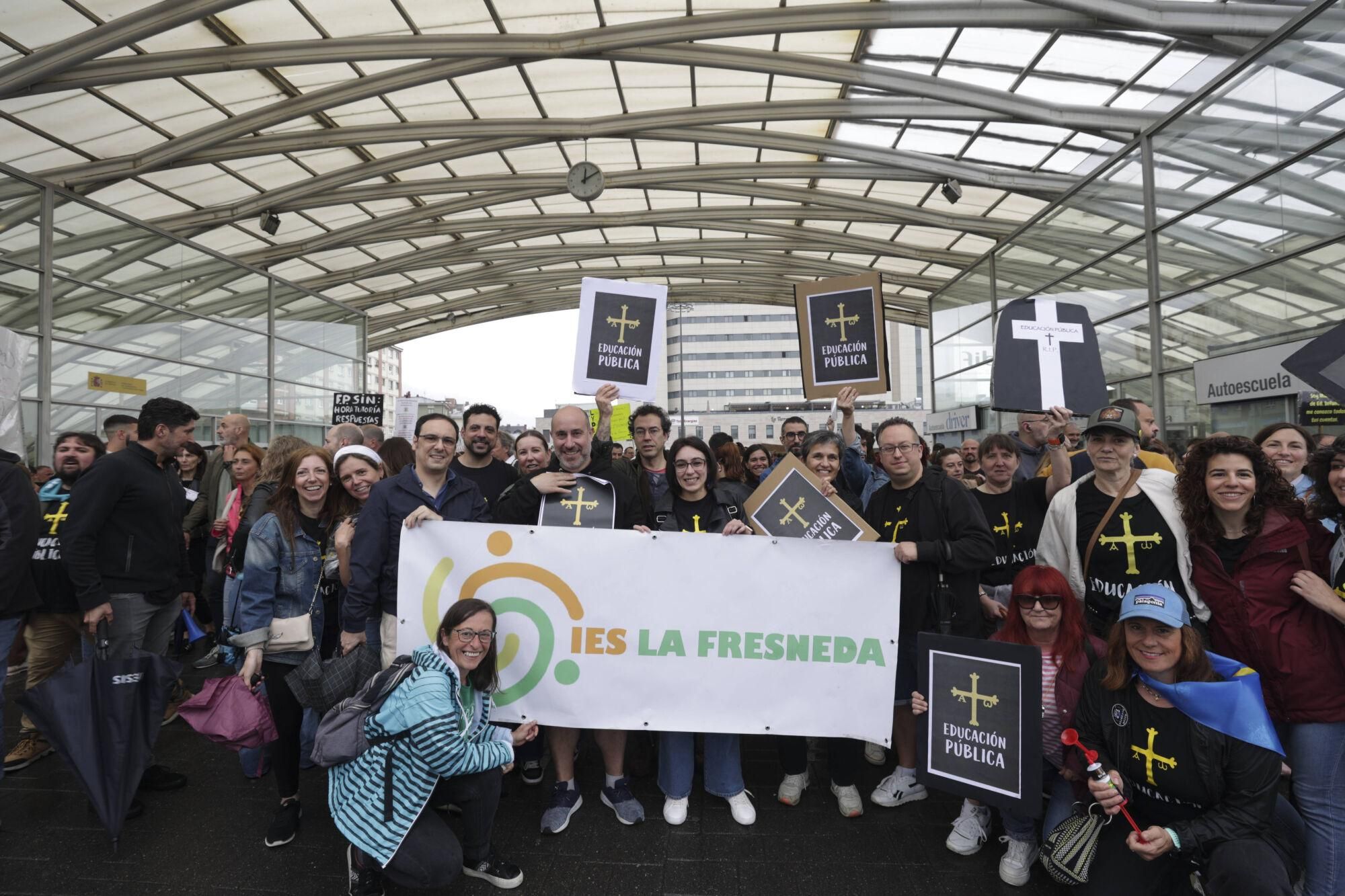 EN IMÁGENES: Así fue la gran manifestación de profesores por la enseñanza pública asturiana