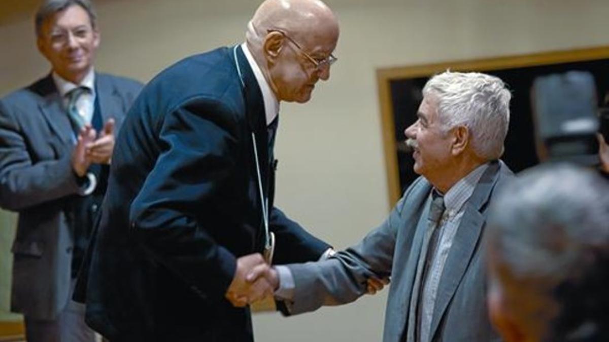 Emili Teixidor saluda, desde lo alto del estrado del aula magna de la Universitat de Vic, al expresidente Pasqual Maragall.