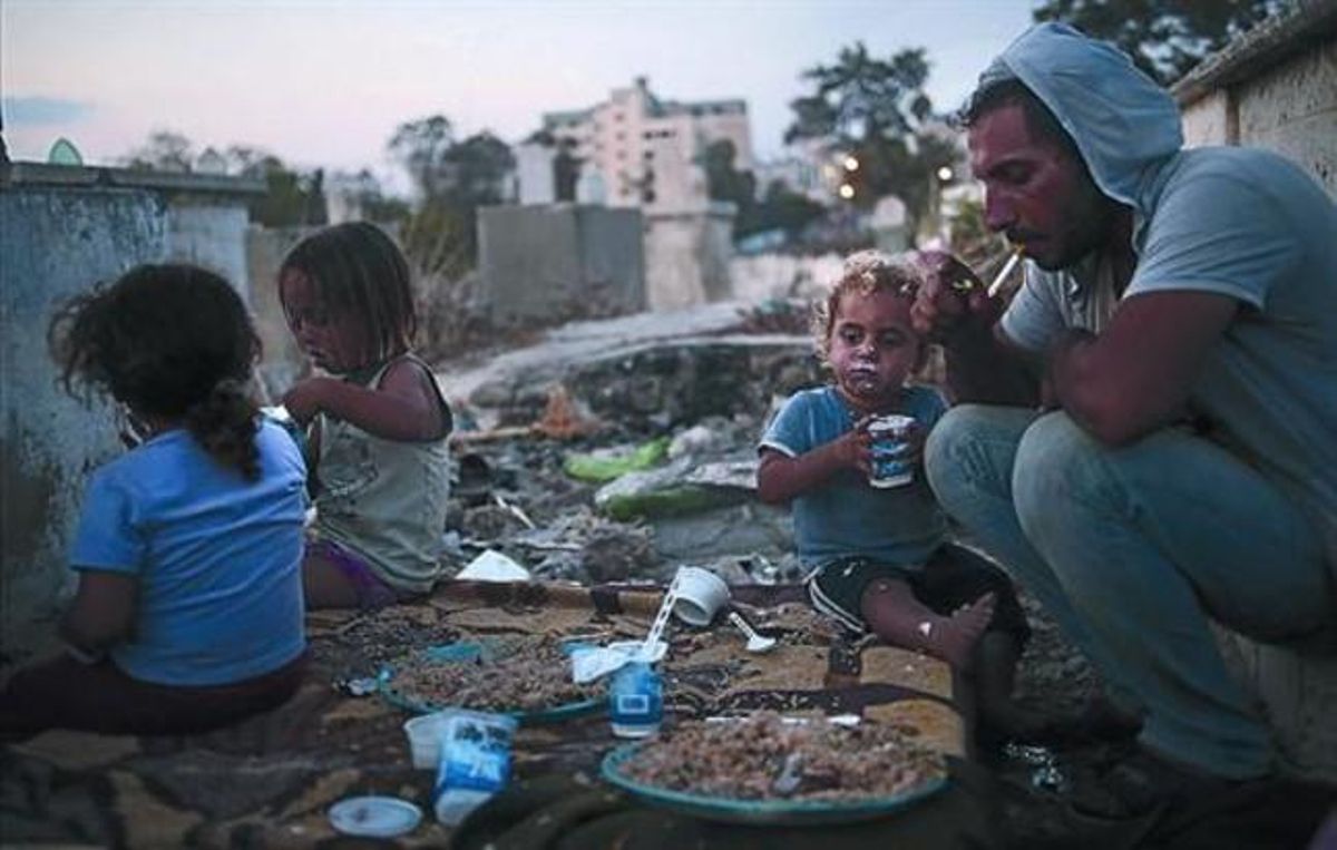 Misèria 8 Una família palestina a Gaza després de trencar el dejuni del Ramadà, ahir. Misèria 8 Una família palestina a Gaza després de trencar el dejuni del Ramadà, ahir.