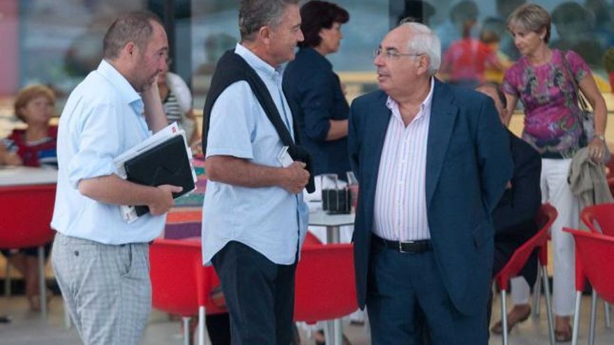 Natalio Grueso, Manolo Díaz y Vicente Álvarez Areces, en la plaza del Niemeyer.