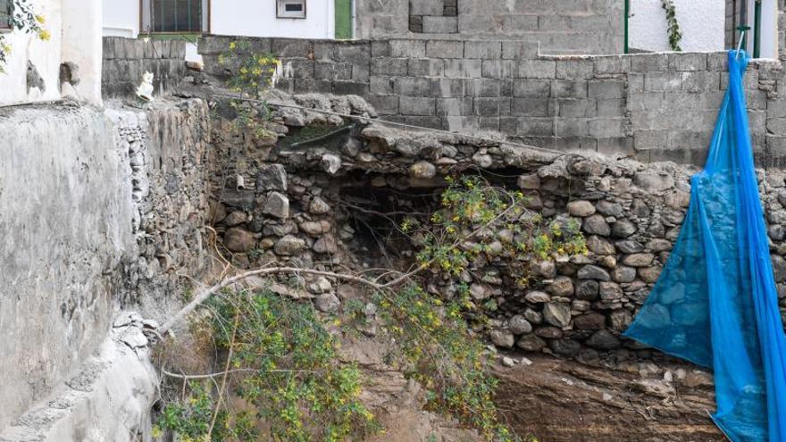 Muro caído del Colegio Publico del barrio teldense de La Higuera Canaria