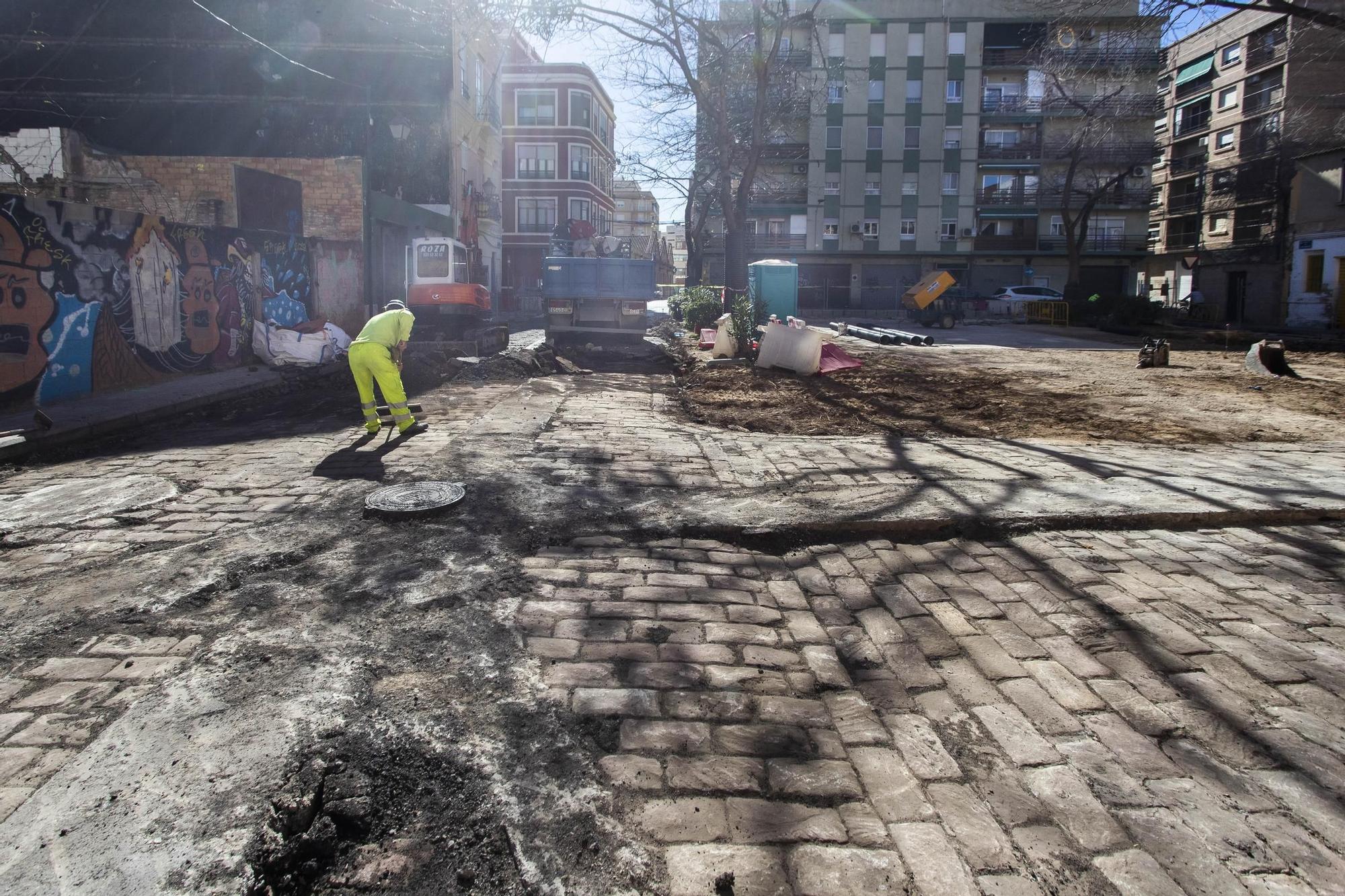 Las obras de la Plaza Calabuig sacan a la luz el antiguo adoquinado del Marítim