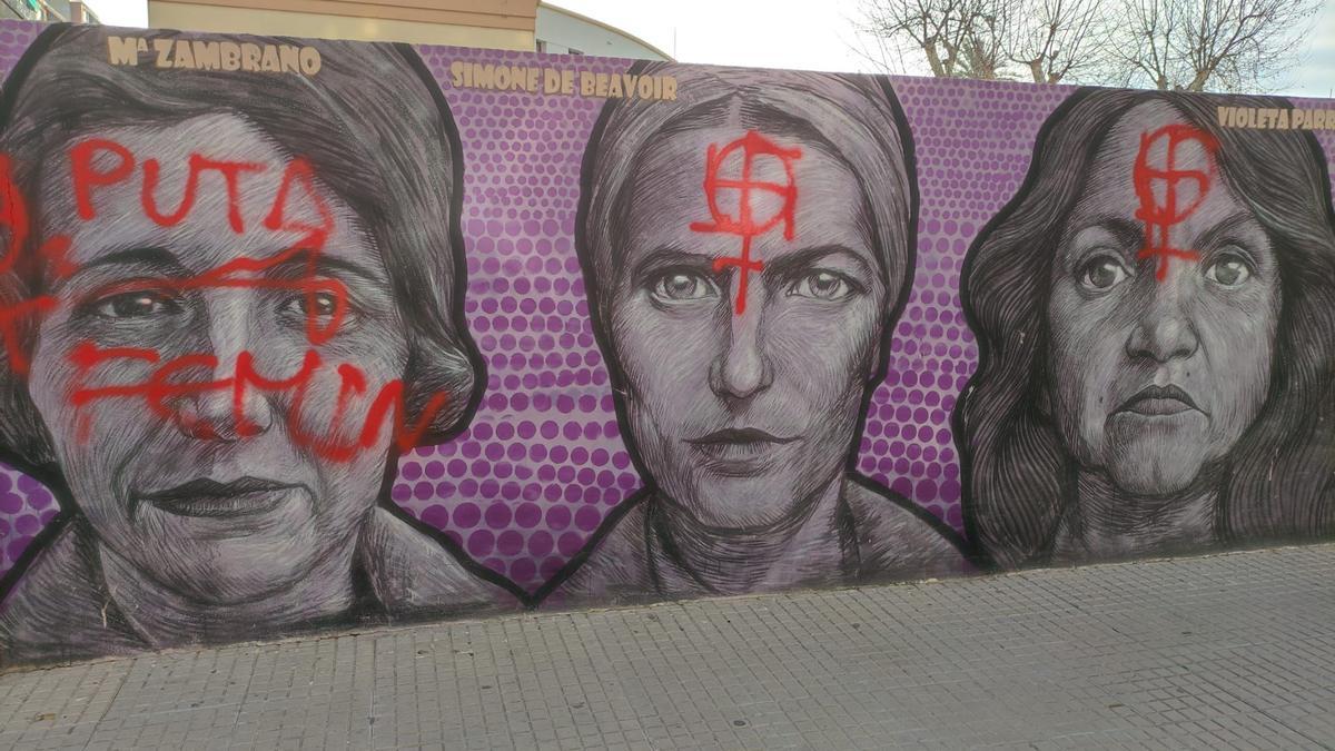 El mural feminista de la calle Abat Sola, con las pintadas