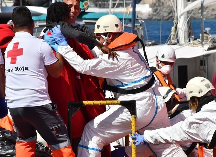 28/02/20 ARGUINEGUIN. MOGÁN. Llegada de migrantes al puerto de Arguineguin después de ser rescatados por un velero. Fotógrafa: YAIZA SOCORRO.  | 28/02/2020 | Fotógrafo: Yaiza Socorro