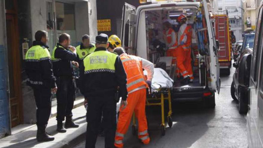 Momento en que el herido, tras ser rescatado, es introducido en la ambulancia.